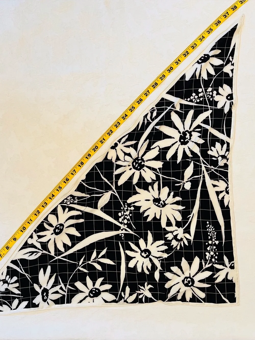 Whimsigoth 1960s triangle head kerchief scarf - black & white daisy rolled hem